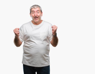 İzole arka plan kutlama üzerinde üst düzey yakışıklı şaşırttı ve başarı için kaldırdı kollarını açarak hayret ve gözleri açık. Kazanan kavramı.