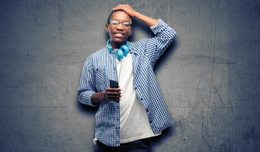 Afrika siyah adam öğrenci ile smartphone dehşete ve sinir anksiyete ve panik jest, bunalmış ifade