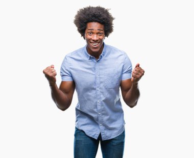 İzole arka plan kutlama üzerinde Afro Amerikalı adam şaşırttı ve başarı için kaldırdı kollarını açarak hayret ve gözleri açık. Kazanan kavramı.