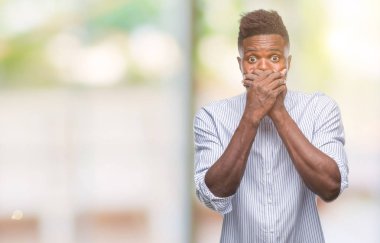 Afrikalı-Amerikalı genç izole arka plan ağız hata için elleriyle kapsayan şok içinde. Gizli kavramı.