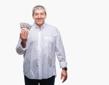 Yakışıklı komuta sizde para demet izole arka plan üzerinde duran ve diş gösterilen kendine güvenen bir gülümsemeyle gülümseyerek mutlu bir yüz ile tutarak