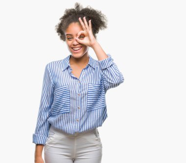 Genç afro Amerikalı kadın gülümsüyor, parmakları ile mutlu yüz üzerinden seyir göz el ile ok jest yapıyor izole arka plan üzerinde.