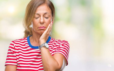 Orta yaş üzerinde seyir yorgun ve bıkkın ile depresyon sorun Çapraz kollar ile izole arka plan düşünme İspanyol kadın kıdemli.