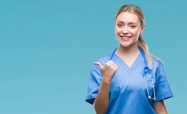 Jonge Blonde Chirurg Dokter Vrouw Geïsoleerde Achtergrond Glimlachend Met Blij — Stockfoto