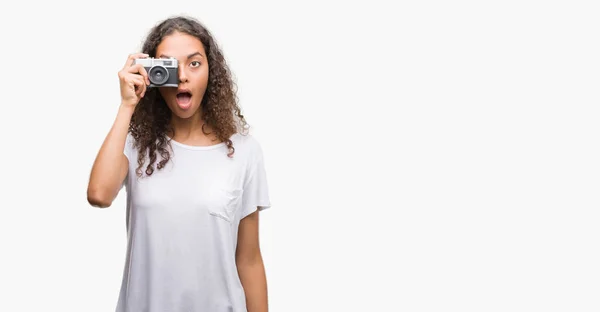 Mladá Žena Hispánský Pořizování Snímků Použitím Vinobraní Fotoaparát Strach Šoku — Stock fotografie