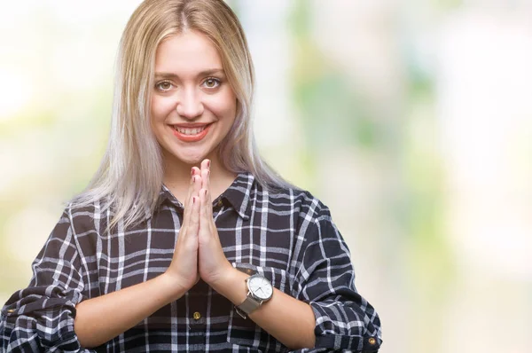 Junge Blonde Frau Über Isoliertem Hintergrund Betet Mit Den Händen — Stockfoto