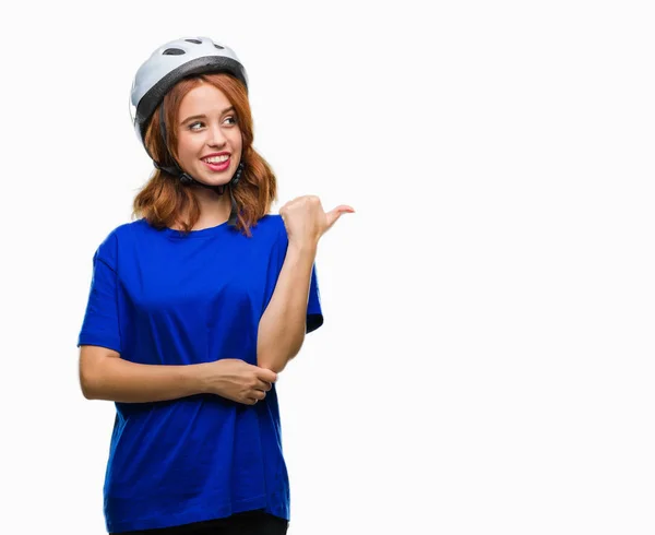 Jovem Mulher Bonita Vestindo Capacete Ciclista Sobre Fundo Isolado Sorrindo — Fotografia de Stock