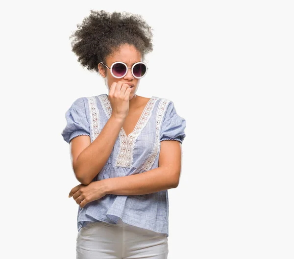 Mujer Afroamericana Joven Que Lleva Gafas Sobre Fondo Aislado Que — Foto de Stock