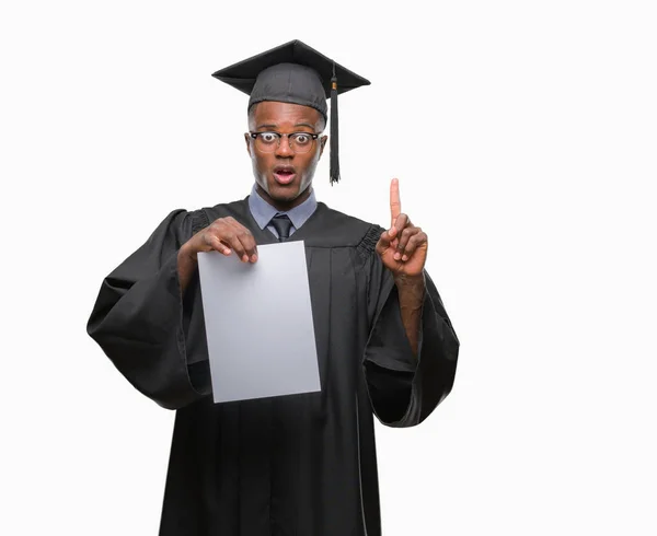 Joven Afroamericano Graduado Sosteniendo Grado Papel Blanco Sobre Fondo Aislado —  Fotos de Stock