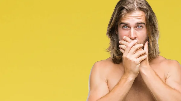 年轻英俊的裸男与长发显示性感的身体在孤立的背景下震惊捂嘴用手的错误 秘密概念 — 图库照片