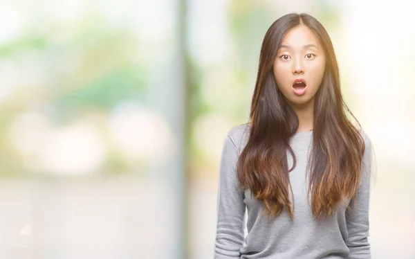 驚きの表情でショックを受けて孤立の背景の上の若いアジア女性恐怖し 興奮の顔 — ストック写真