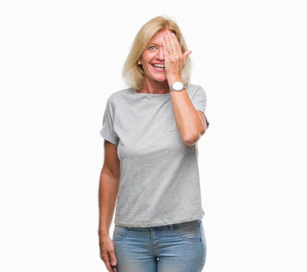 Blonde Frau Mittleren Alters Über Isoliertem Hintergrund Die Ein Auge — Stockfoto