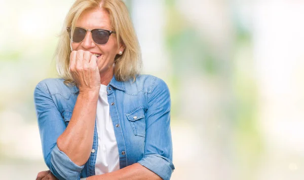 Blonde Frau Mittleren Alters Mit Sonnenbrille Vor Isoliertem Hintergrund Die — Stockfoto