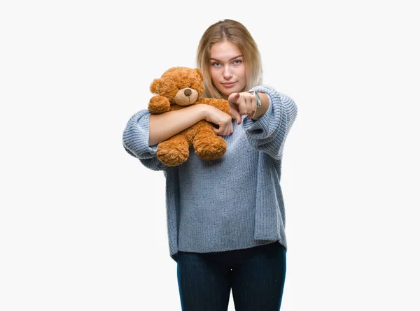 Unga Kaukasiska Kvinna Anläggning Söt Nallebjörn Över Isolerade Bakgrund Pekar — Stockfoto