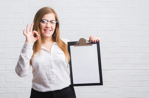 Young Adult Business Woman Standing White Brick Wall Holding Clipboard — Stock Photo, Image