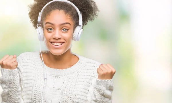 Jovem Afro Americana Usando Fones Ouvido Sobre Fundo Isolado Gritando — Fotografia de Stock