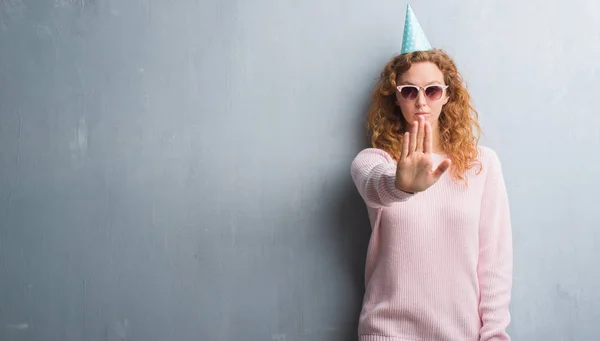 Mujer Pelirroja Joven Sobre Pared Grunge Gris Con Gorra Cumpleaños —  Fotos de Stock