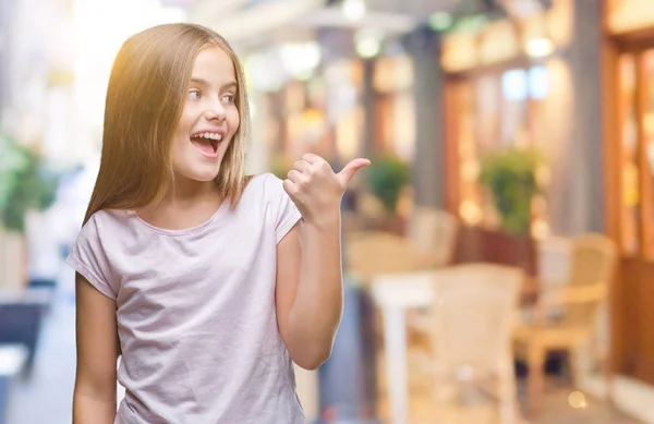 Joven Hermosa Chica Sobre Fondo Aislado Sonriendo Con Cara Feliz —  Fotos de Stock