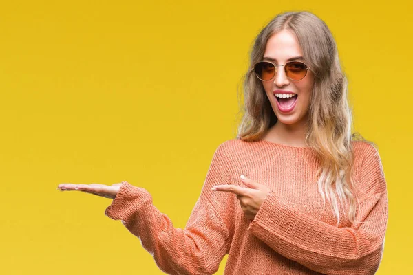 Vacker Ung Blond Kvinna Bär Solglasögon Över Isolerade Bakgrund Förvånade — Stockfoto