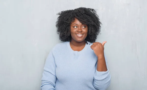 Unga Afroamerikanska Kvinnan Över Grå Grunge Vägg Vinter Tröja Leende — Stockfoto