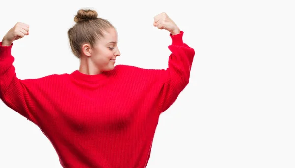 Giovane Donna Bionda Con Panino Maglione Rosso Che Mostra Muscoli — Foto Stock