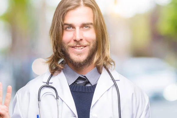 Νεαρός Γιατρός Όμορφος Άντρας Μακριά Μαλλιά Απομονωμένες Φόντο Και Στραμμένο — Φωτογραφία Αρχείου