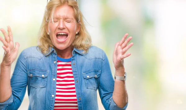 Středním Věku Blond Žena Nad Izolované Pozadí Crazy Šílený Křik — Stock fotografie