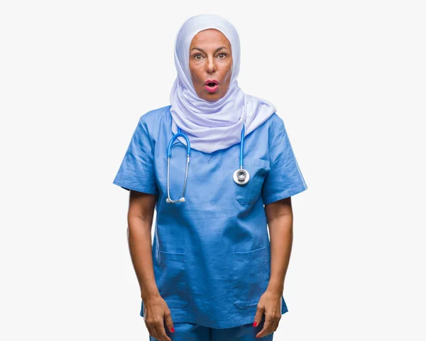 上ヒジャーブを着て中年アラブに上級看護師女性分離恐れ 驚きの表現 恐怖と興奮した顔でショックを受けた背景 — ストック写真