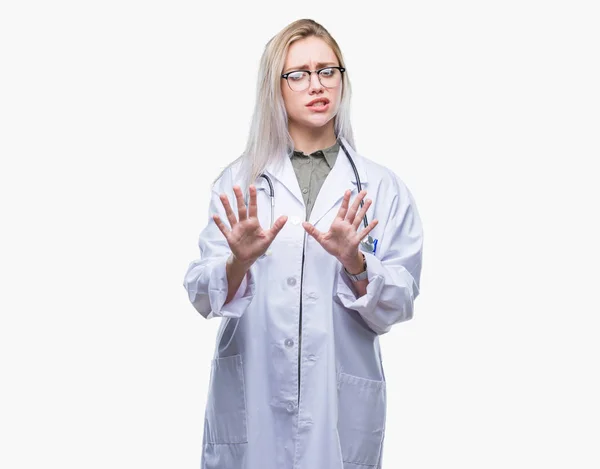 Ung Blond Läkare Kvinna Över Isolerade Bakgrund Äcklade Uttryck Missnöjd — Stockfoto