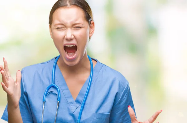 Joven Doctora Caucásica Vistiendo Uniforme Médico Sobre Fondo Aislado Loca — Foto de Stock