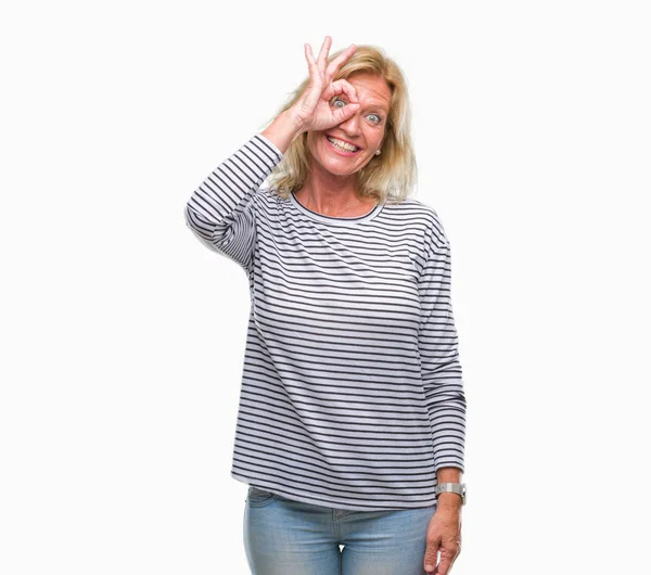 Mulher Loira Meia Idade Sobre Fundo Isolado Fazendo Gesto Com — Fotografia de Stock