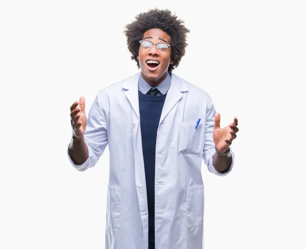 Afro Americký Lékař Vědec Muž Nad Izolované Pozadí Slaví Crazy — Stock fotografie