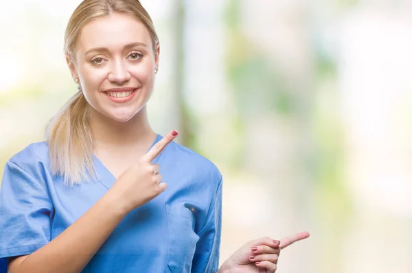 Junge Blonde Chirurgin Ärztin Uniform Über Isoliertem Hintergrund Lächelt Und — Stockfoto