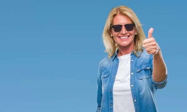 Blonde Frau Mittleren Alters Mit Sonnenbrille Über Isoliertem Hintergrund Macht — Stockfoto