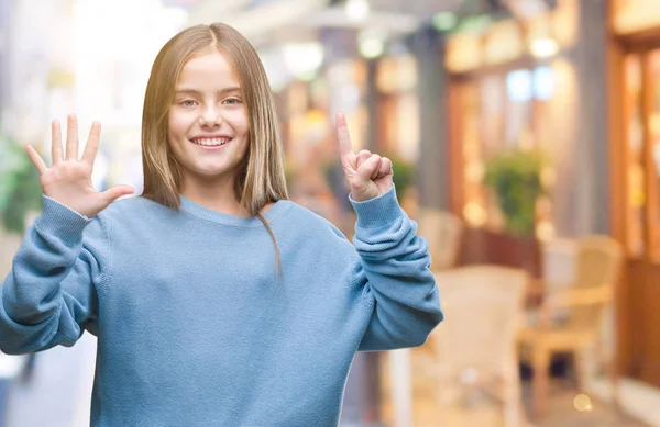 年轻漂亮的女孩穿着冬季毛衣在孤立的背景显示和指向六的手指 而微笑的信心和快乐 — 图库照片