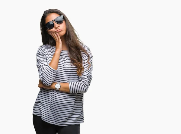 Ung Vacker Arabisk Kvinna Bär Solglasögon Över Isolerade Bakgrund Tänkande — Stockfoto