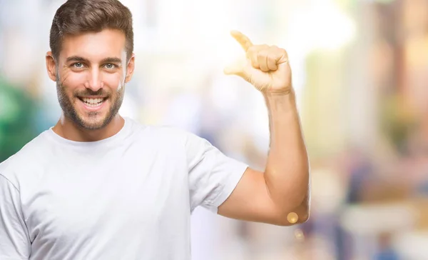 Junger Gutaussehender Mann Über Isoliertem Hintergrund Lächelnd Und Selbstbewusst Gestikulierend — Stockfoto