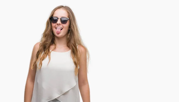 Junge Blonde Frau Mit Sonnenbrille Die Die Zunge Herausstreckt Glücklich — Stockfoto