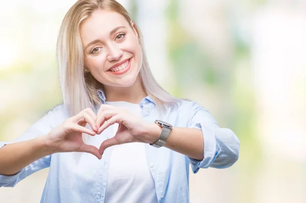 Молода Блондинка Над Ізольованим Тлом Посміхається Любові Показуючи Серцевий Символ — стокове фото