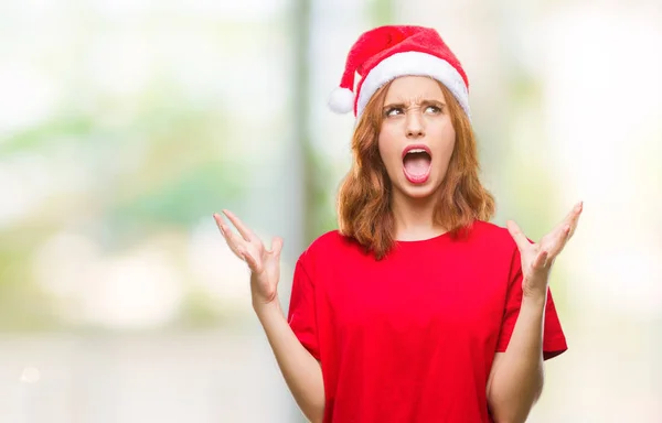 Молодая Красивая Женщина Изолированном Фоне Рождественской Шляпе Сумасшедшая Кричащая Кричащая — стоковое фото