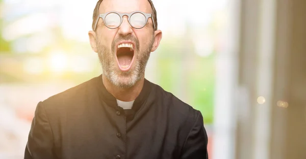 Священник Религии Человек Стрессовый Напуганный Панике Кричащий Раздраженный Разочарованный Неприятный — стоковое фото