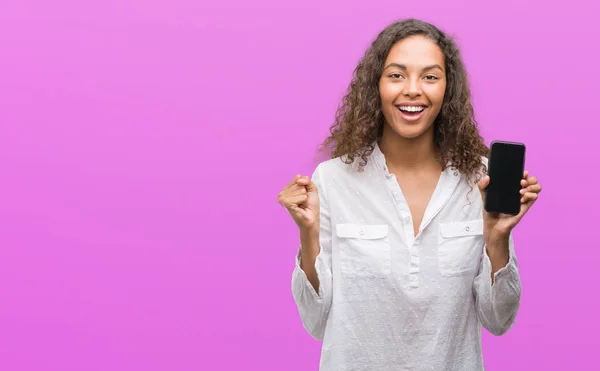 Jovem Hispânica Usando Smartphone Gritando Orgulhoso Celebrando Vitória Sucesso Muito — Fotografia de Stock