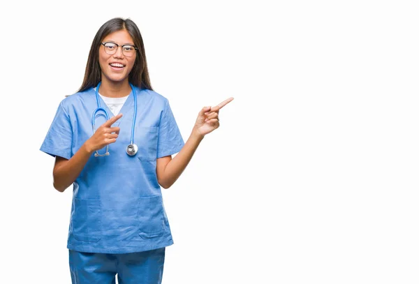 Jovem Asiático Médico Mulher Sobre Isolado Fundo Sorrindo Olhando Para — Fotografia de Stock