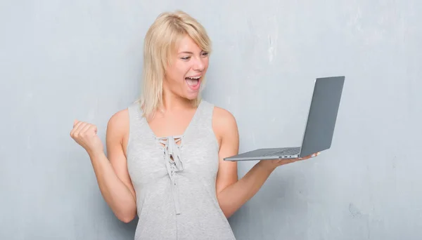 Mujer Caucásica Adulta Sobre Pared Gris Grunge Usando Computadora Portátil — Foto de Stock