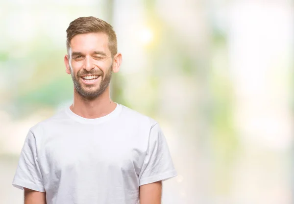 Jonge Knappe Man Geïsoleerde Achtergrond Winking Kijken Naar Camera Met — Stockfoto