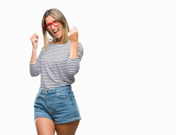 Joven Hermosa Mujer Con Gafas Sobre Fondo Aislado Muy Feliz —  Fotos de Stock