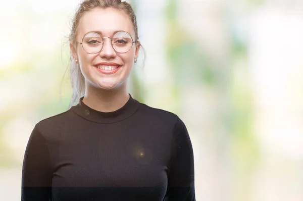 Mulher Loira Jovem Usando Óculos Sobre Fundo Isolado Com Sorriso — Fotografia de Stock
