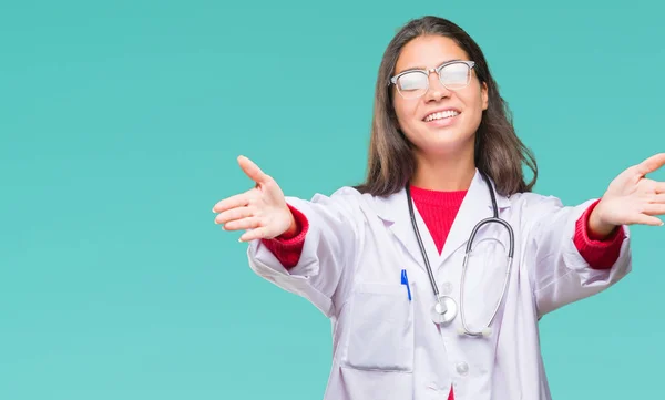 Jovem Árabe Médico Mulher Sobre Fundo Isolado Olhando Para Câmera — Fotografia de Stock