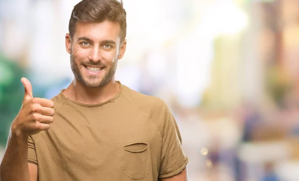 Jovem Homem Bonito Sobre Fundo Isolado Fazendo Polegares Felizes Gesto — Fotografia de Stock