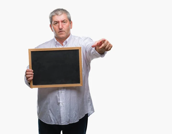 Schöner Älterer Lehrer Mit Tafel Über Isoliertem Hintergrund Der Mit — Stockfoto